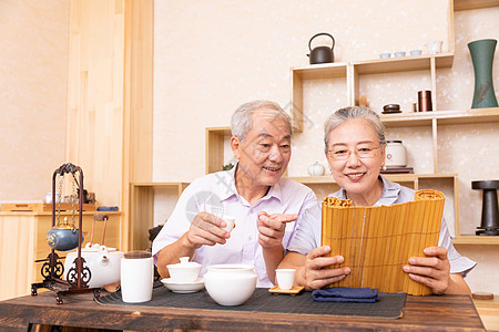 老年夫妇茶室喝茶看书图片