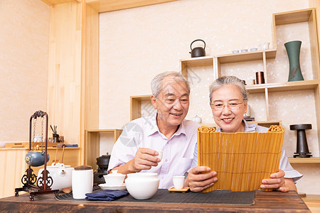 老年夫妇茶室喝茶看书图片