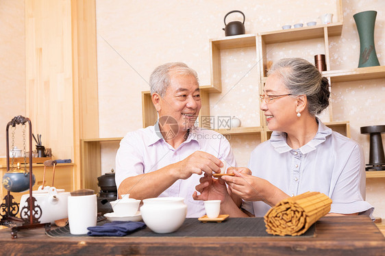 老年夫妇茶室品茶喝茶图片