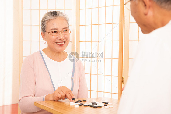 老年夫妇下围棋图片