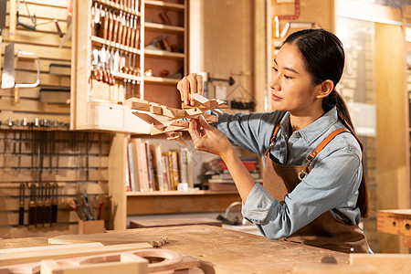 木匠美女工人定制木质家具图片