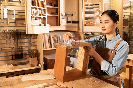 木匠工人打磨木材桌具图片