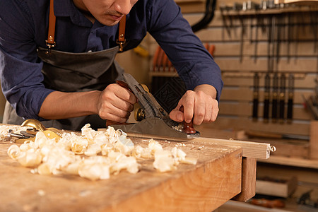 中国匠人工匠用刨子削木头背景