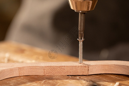 木匠工人给木材钻孔图片