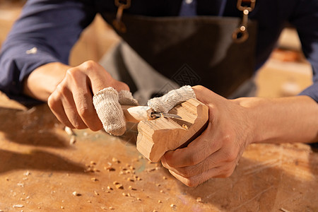 中国匠人匠人男性制作木块雕刻背景