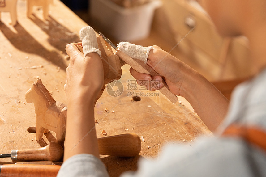 匠人女性制作木块雕刻图片