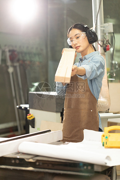 木匠美女工人看木材物料图片