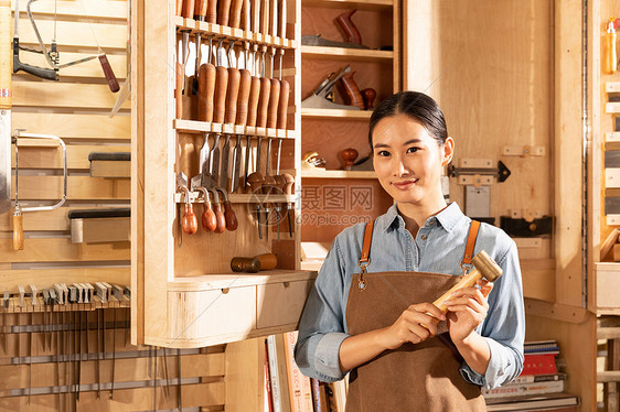 木匠美女工人检查手工工具图片