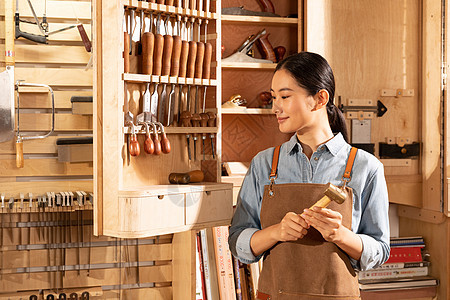 木匠美女工人检查手工工具图片