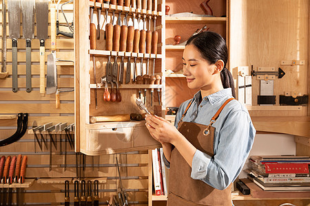 木匠美女工人检查手工工具图片