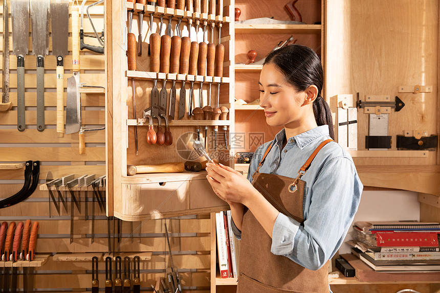 木匠美女工人检查手工工具图片