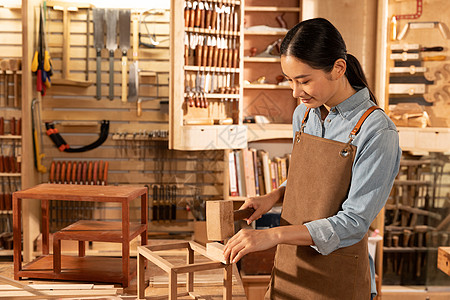 木匠美女工人定做木质家具图片