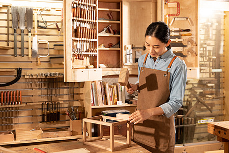 木匠美女工人定做木质家具图片