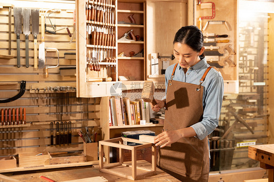 木匠美女工人定做木质家具图片