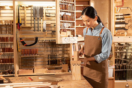 木匠美女工人定做木质家具图片