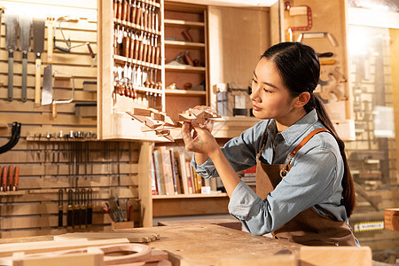 木匠美女工人制作木块模具图片