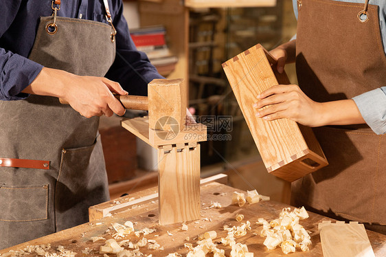 匠人同事制作木质抽屉图片