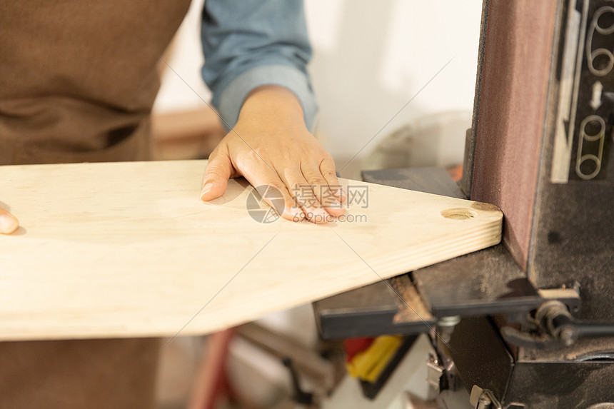 木匠美女工人打磨木材物料图片
