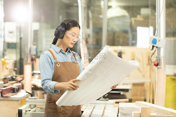 木匠美女匠人研究设计图纸图片