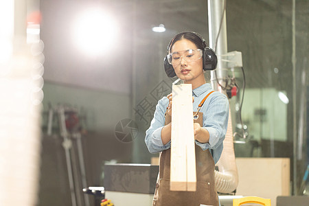 木匠美女工人看木材物料图片