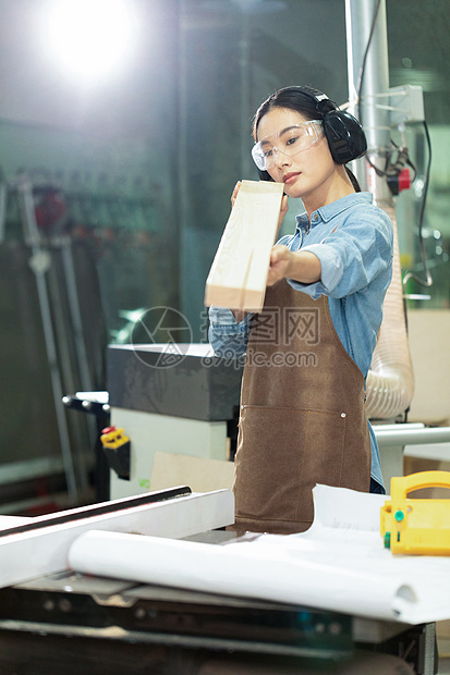 木匠美女工人看木材物料图片