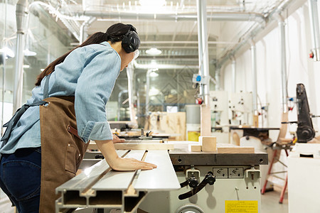 木匠美女工人检查手工工具图片