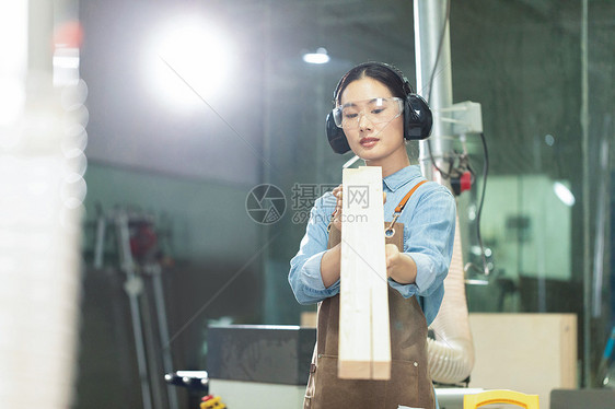 木匠美女工人看木材物料图片