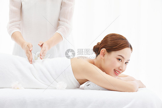 女性spa背部按摩图片