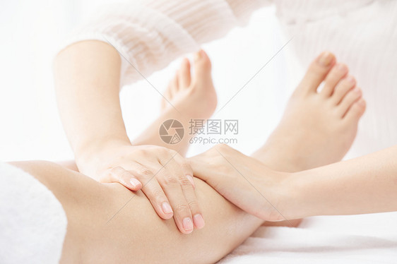 女性spa腿部按摩图片