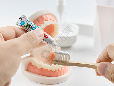全国爱牙日保护牙齿刷牙图片