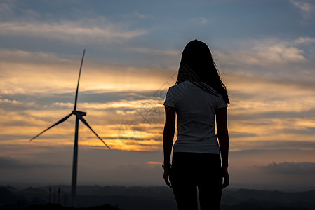 美女梦想夕阳下美女背影剪影背景