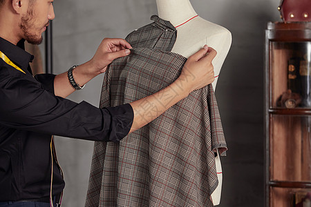 男性服装设计师为服装打板图片素材