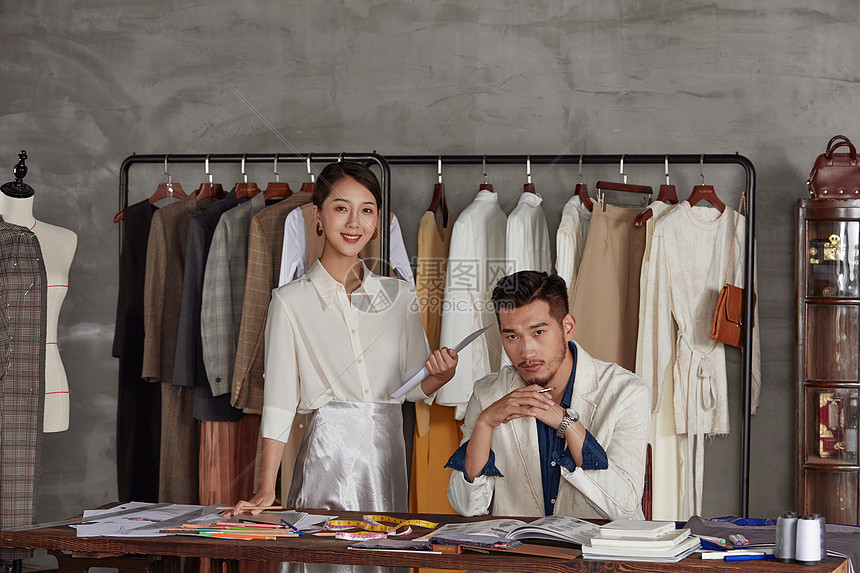 绘画服装设计稿的设计师高清图片下载 正版图片 摄图网
