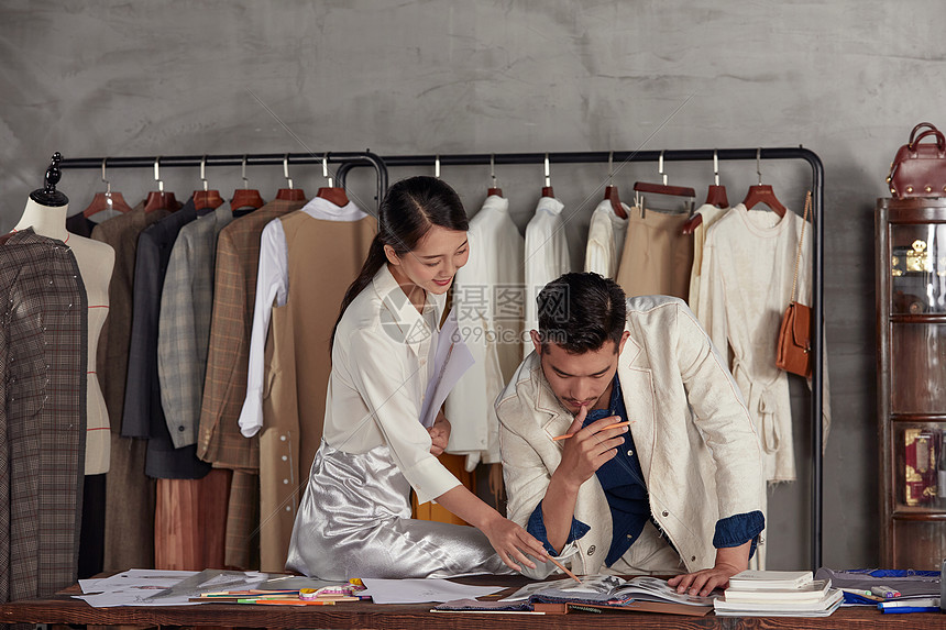 绘画服装设计稿的设计师高清图片下载 正版图片 摄图网