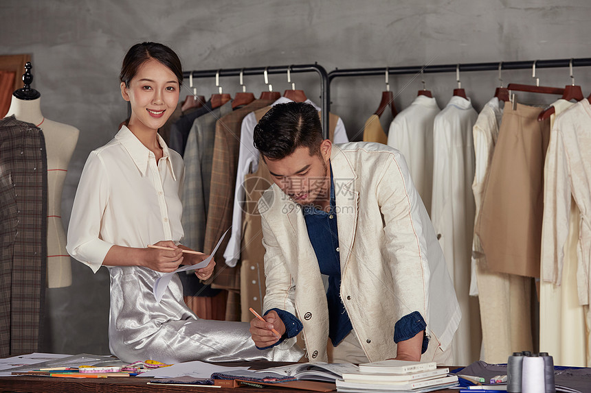 绘画服装设计稿的设计师高清图片下载 正版图片 摄图网