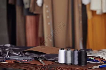 缝纫机线服装设计工作台特写背景
