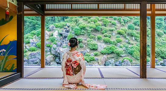 日本和氏小屋里的和服女孩高清图片