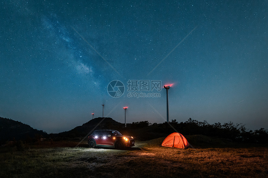 横贯夜空的璀璨银河图片