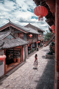 丽江古城老街的倩影背景图片