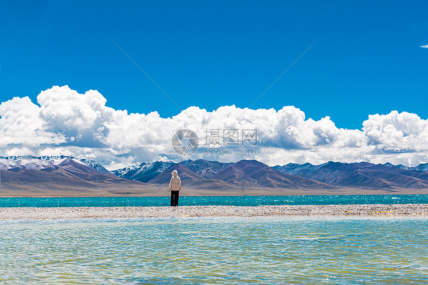 纳木措湖边看风景的人图片