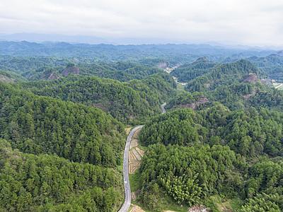 航拍湖南大山深处的公路图片