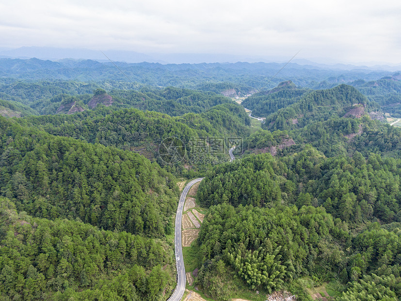 航拍湖南大山深处的公路图片