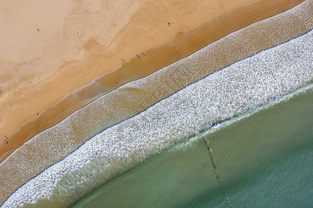 航拍沙滩海浪图片