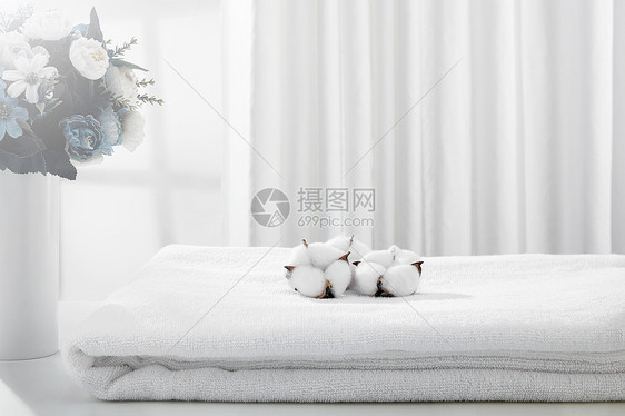 白色桌面上的棉花图片