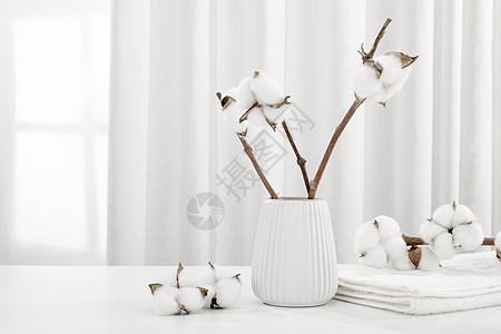 白色桌面上的棉花插花场景图片
