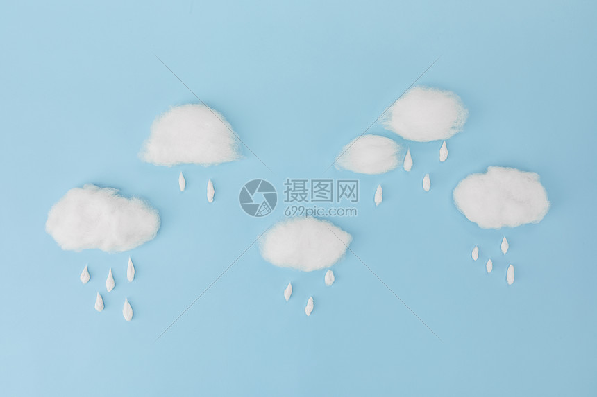 蓝色背景上的棉花下雨创意图图片