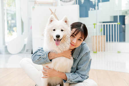 青年美女与宠物萨摩耶相伴图片