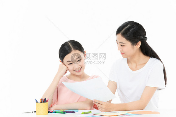 老师辅导青少年学生美术画画图片