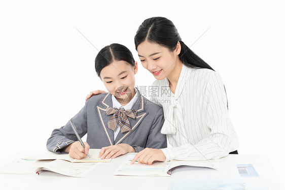 老师辅导青少年学生写作业图片