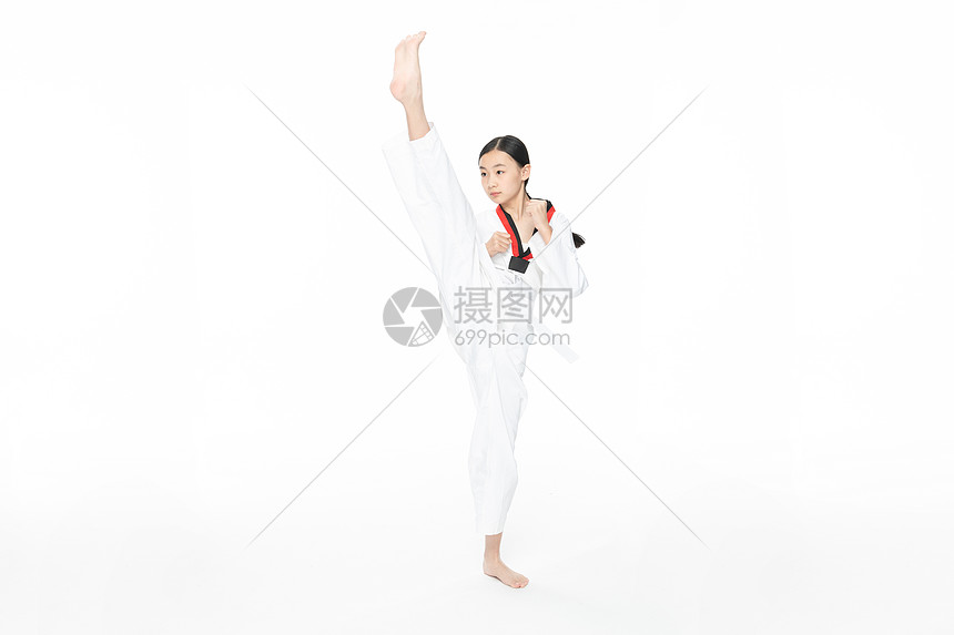 青少年女生练习跆拳道踢腿图片